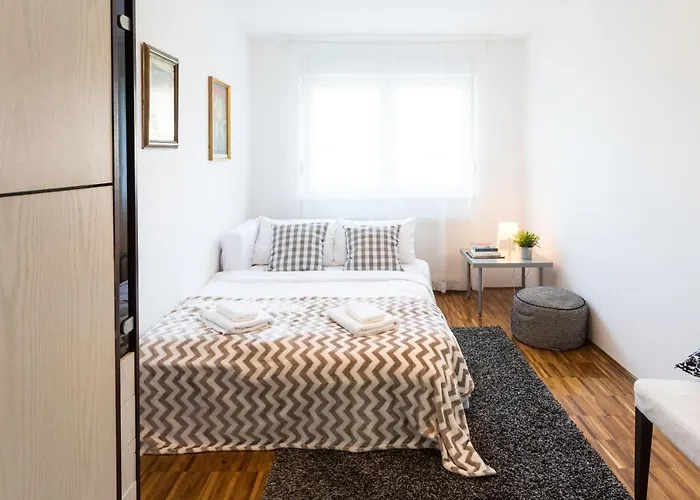 Spacious 2Bdr Apartment - Free Parking