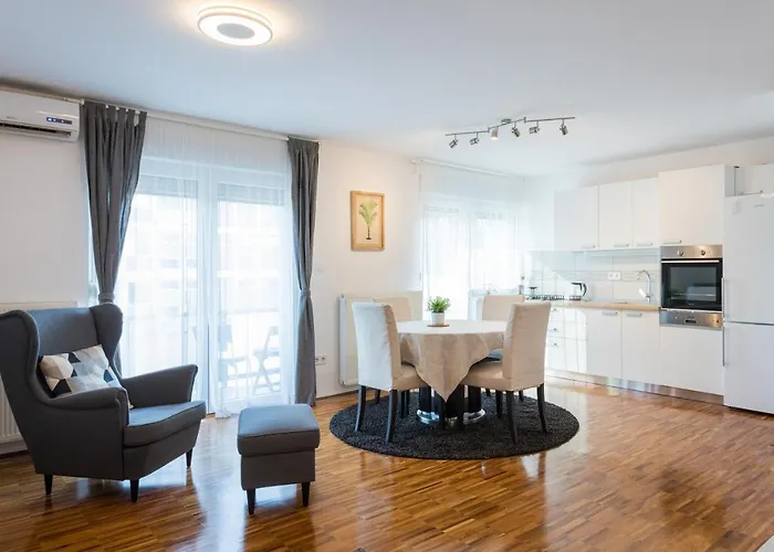 Spacious 2Bdr Apartment - Free Parking