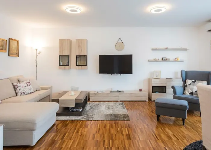 Spacious 2Bdr Apartment - Free Parking