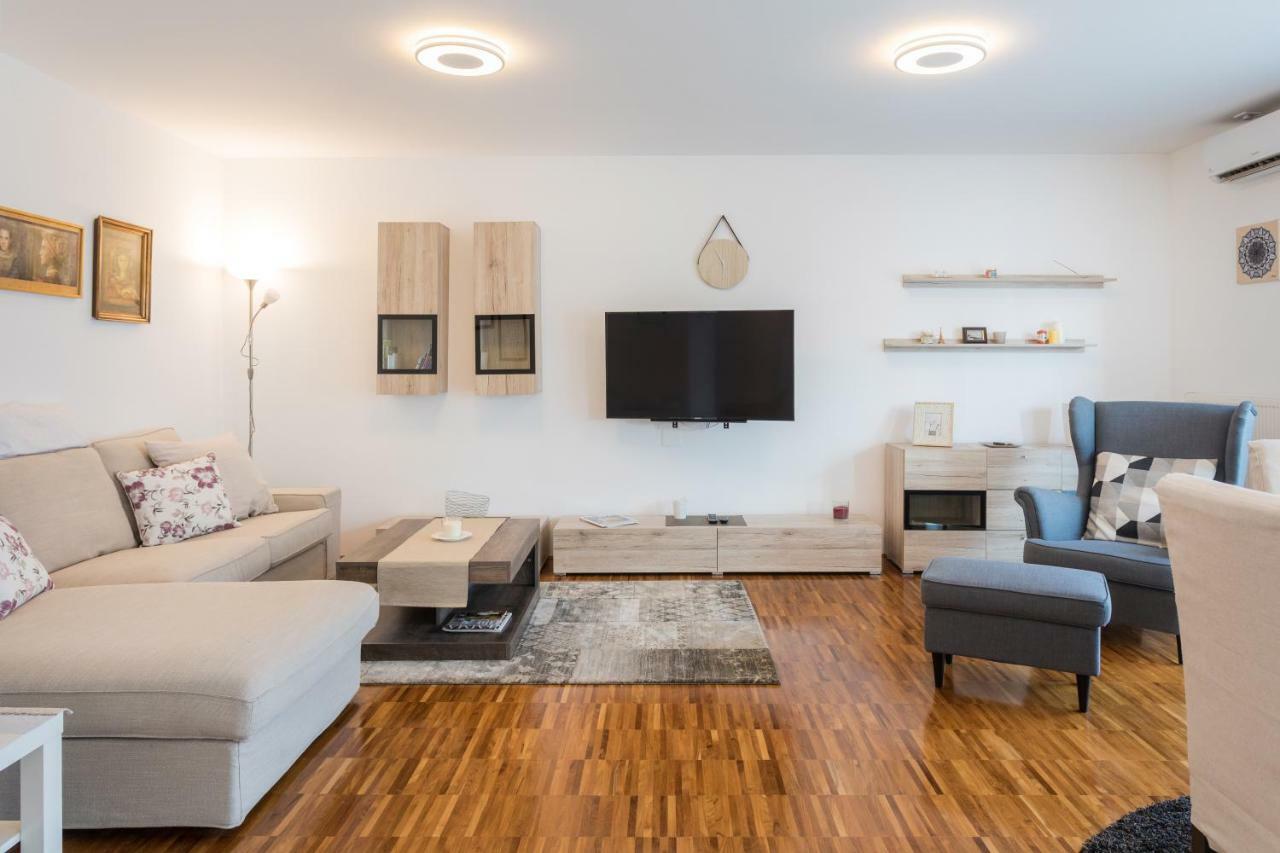 Spacious 2bdr - Free Parking Apartment *
